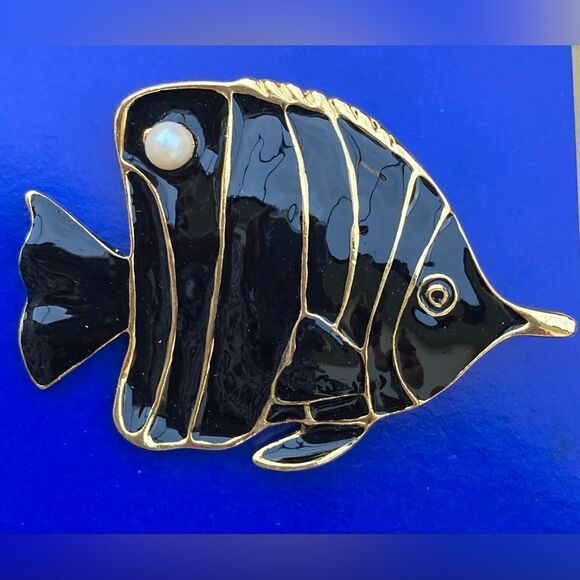 Vintage Black Enamel Pearl Striped Tropical Fish Brooch Pin - Picture 1 of 3